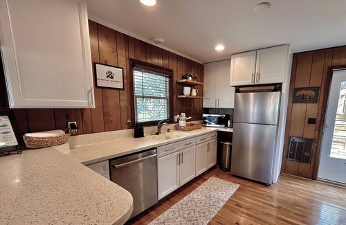 Charter Hills Cabin | Autumn Escape With Foliage Views, Sunsets and Scenic Hiking. Pet Friendly!
