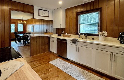 Charter Hills Cabin | Autumn Escape With Foliage Views, Sunsets and Scenic Hiking. Pet Friendly!