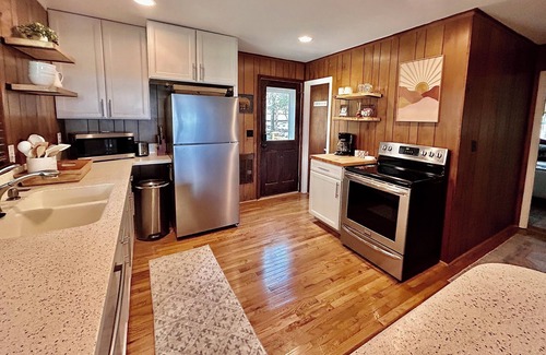 Charter Hills Cabin | Autumn Escape With Foliage Views, Sunsets and Scenic Hiking. Pet Friendly!