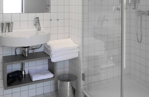 Engis Cottage | Aux Granges-Gîte-Superior-Private Bathroom-Garden view