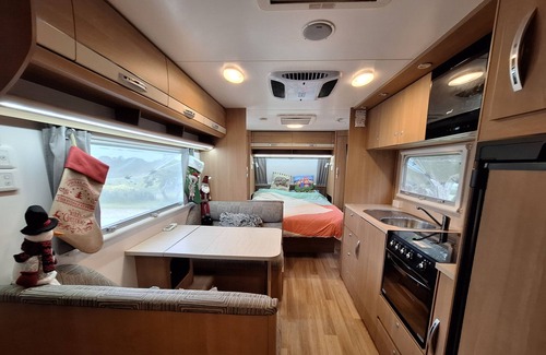 Tynong North House | Auyea Farm Caravan Stay with Ensuite, 7 Mins to Gumbuya World Theme Park