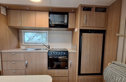 Tynong North House | Auyea Farm Caravan Stay with Ensuite, 7 Mins to Gumbuya World Theme Park