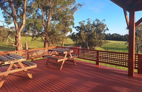 Tynong North House | Auyea Farm Caravan Stay with Ensuite, 7 Mins to Gumbuya World Theme Park