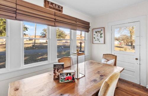 Mooringsport House | Avail This Weekend, Romantic, With Porch Swing