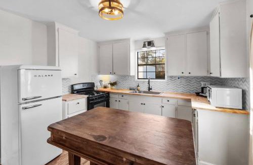 Mooringsport House | Avail This Weekend, Romantic, With Porch Swing