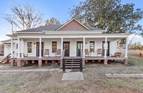 Mooringsport House | Avail This Weekend, Romantic, With Porch Swing
