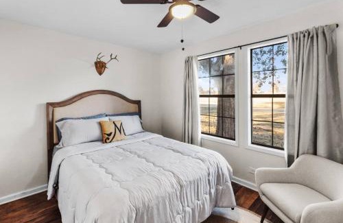 Mooringsport House | Avail This Weekend, Romantic, With Porch Swing