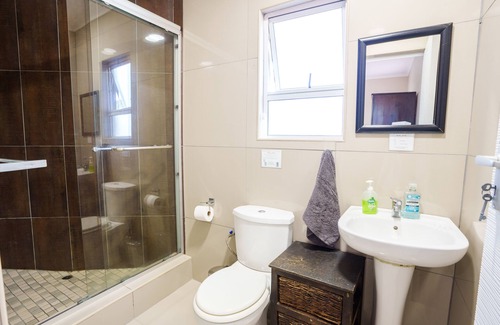 Hibiscus Coast Cottage | Avalon Farm Cottage, a beautiful cottage on a small working Macadamia Farm.