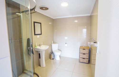 Hibiscus Coast Cottage | Avalon Farm Cottage, a beautiful cottage on a small working Macadamia Farm.