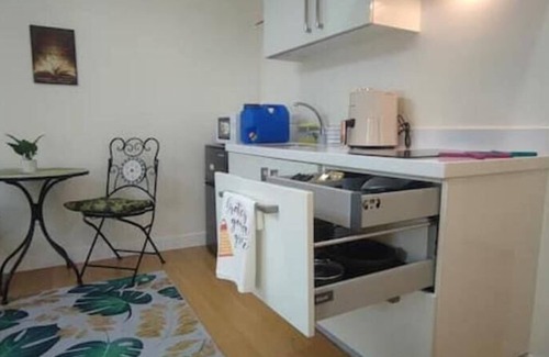 Mandaluyong Condo | Aveline Suites 1BR-SkyscraperACQUA-Makati-gym-pool