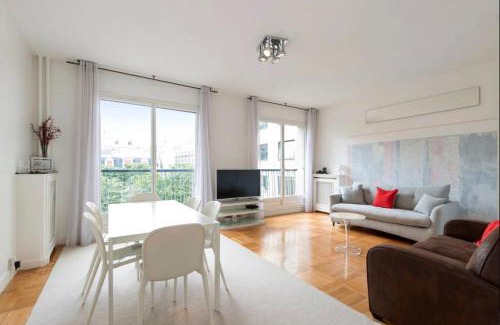 Champs-Elysees Apartment | Avenue Montaigne Paris Bienvenue