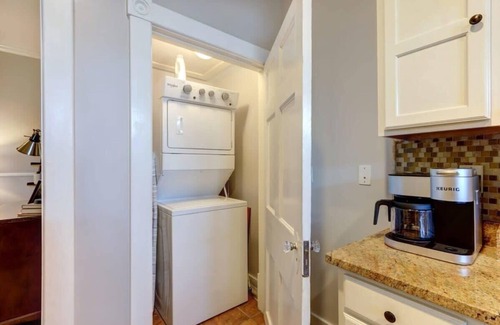 Hitch Village - Fred Wessels Homes Apartment | Avery's Cottage @ Trustees' Garden | Walk 2 River!