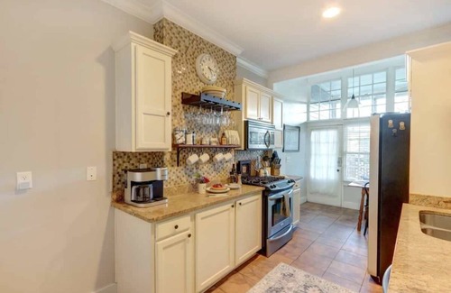 Hitch Village - Fred Wessels Homes Apartment | Avery's Cottage @ Trustees' Garden | Walk 2 River!