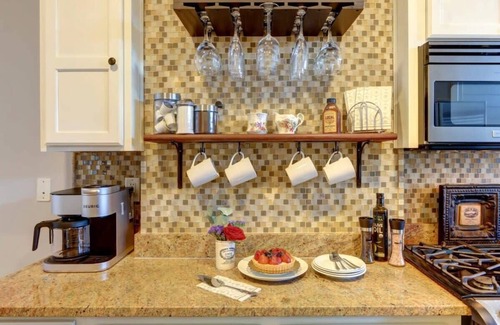 Hitch Village - Fred Wessels Homes Apartment | Avery's Cottage @ Trustees' Garden | Walk 2 River!