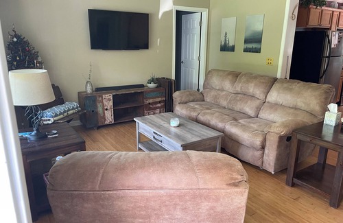Arden House | Avery's Creek - 4 Bedroom, 3 Bath Full House Rental with Deck & Hot Tub