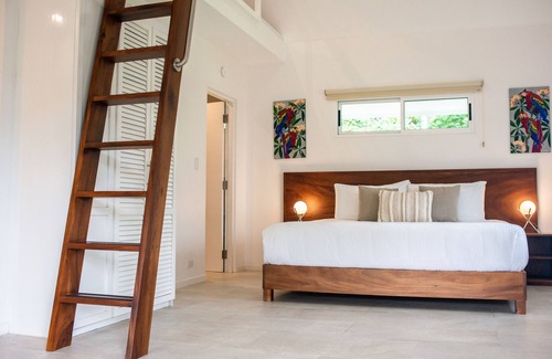 Montezuma Hotel | Aves - Bali Deluxe King - Pool View
