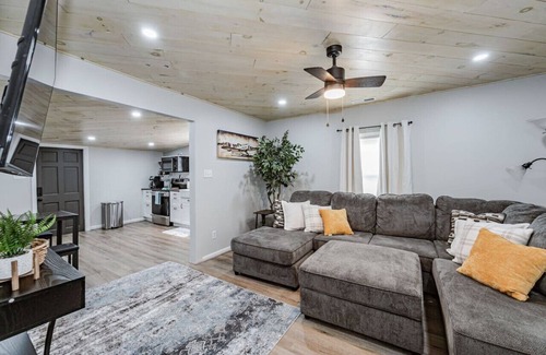 Mosby House | Aviation Haven: 5 Mins to RIC, Ready for Takeoff!