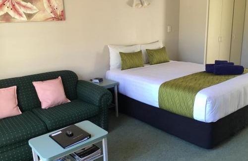 Redwood Hotel | Avon City Motel