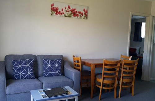 Redwood Hotel | Avon City Motel