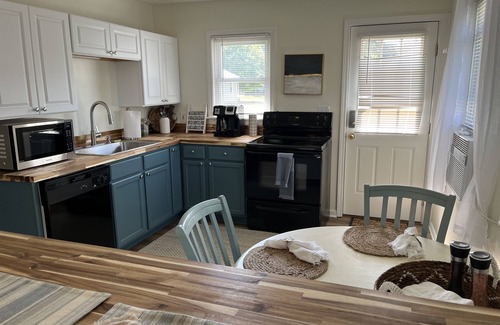 Avon Lake Cottage | Avon Lake Updated 2 Bedroom Cottage near Lake Erie on Very Quite Wooded Street