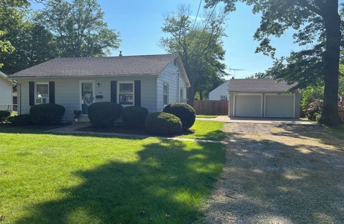 Avon Lake Cottage | Avon Lake Updated 2 Bedroom Cottage near Lake Erie on Very Quite Wooded Street