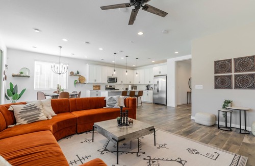 Tolleson House | Avondale Home - Modern Mountain View Oasis NEW Private Jacuzzi & Pool!