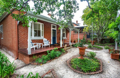 Cowra House | Avonleigh - Beautiful 3 Bedroom Home. Lovely Garden one block from town centre