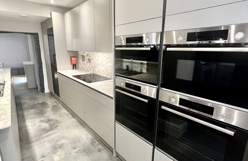 Chelmsford House | Awarded 'Best Boutique Stay' w/hot tub, bar and karaoke room