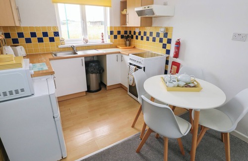 Scurlage Cottage | AWEL-Y-MOR, pet friendly, with a garden in Port Eynon