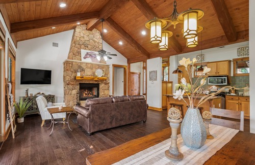 Leander Cottage | Awesome 3BR/2BA Cottage at Hollows Resort, Beach Club, Marina, Pools, Fitness (Pet Friendly)