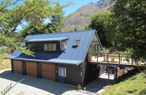 Arthur's Point Cottage | Awesome Arthurs Point Barnhouse