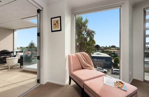 Mount Maunganui Apartment | Awesome Downtown Location - Park & Walk