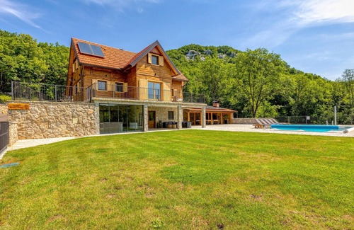 Gospic House | Awesome home in Barlete with kitchen