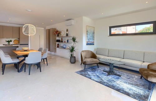 Basanija House | Awesome home in Basanija with kitchen