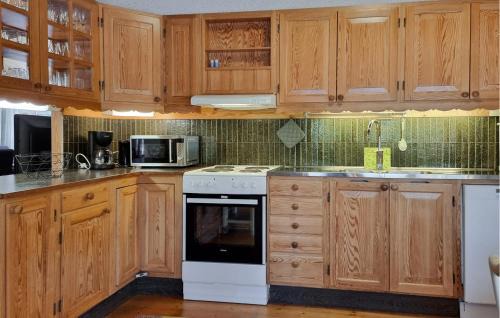 Broddetorp House | Awesome Home In Broddetorp With Wifi