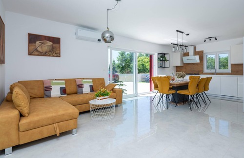 Mali Vareski House | Awesome home in Mali Vareski