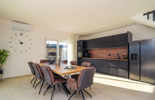 Kruncici House | Awesome home in Medaki with kitchen
