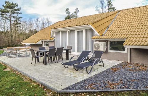 Jegum House | Awesome home in Oksbøl with kitchen