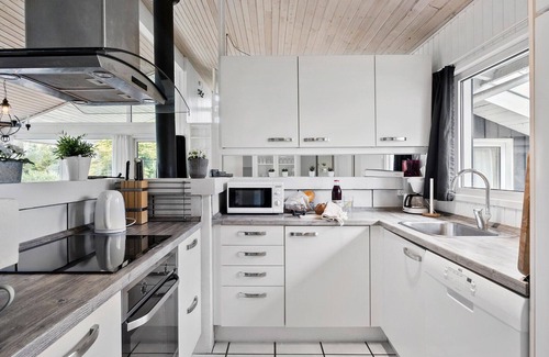 Bøtø By House | Awesome home in Væggerløse with sauna