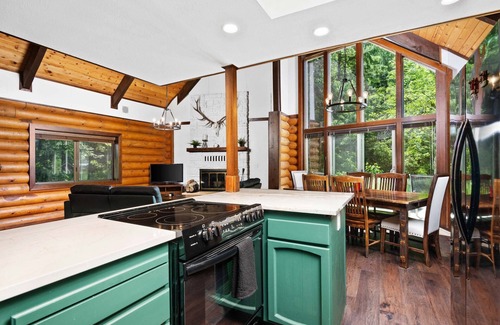 Brightwood House | Awesome Log Home w/Separate Cabin on Two Acres, Pet Friendly, Hot Tub, Patio,15 Miles to Mt. Hood
