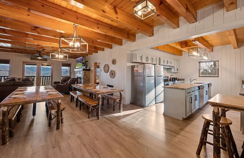 Gatlinburg - Pigeon Forge Cabin | AWESOME VIEW LODGE! Perfect for Weddings and Reunions!