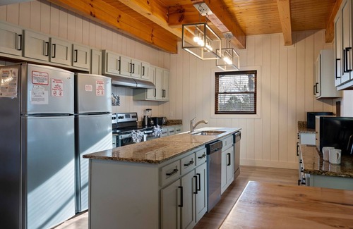 Gatlinburg - Pigeon Forge Cabin | AWESOME VIEW LODGE! Perfect for Weddings and Reunions!