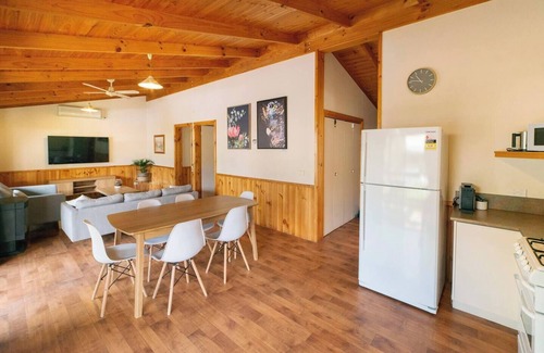 Halls Gap House | Awonga Cottages - Protea 2Br