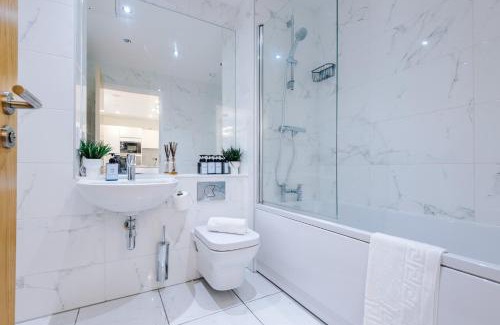 Birmingham City Centre Apartment | Axium City Suite , Close to the Station, Superfast Wi-Fi, Up to 6 Guests