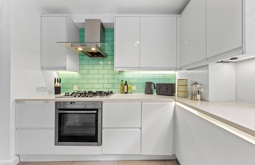 Syon Apartment | Azalea Apartment: Home comforts by the river