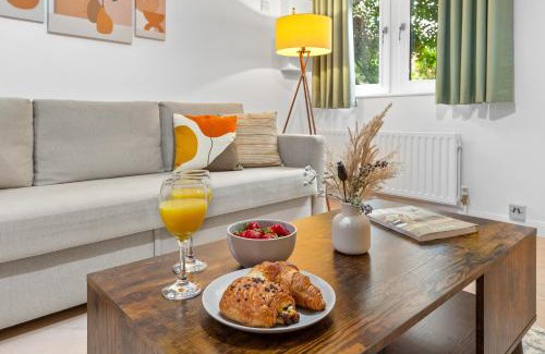 Syon Apartment | Azalea Apartment Home comforts by the river