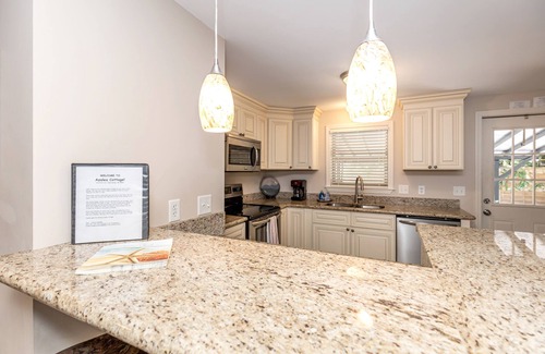 Biloxi Cottage | Azalea Cottage - Ocean Springs perfect location! 3 blocks to beach & downtown!
