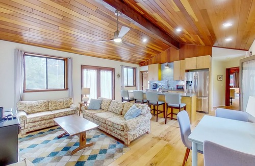 McKinleyville House | Azalea Reserve Upstairs Suite