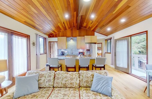 McKinleyville House | Azalea Reserve Upstairs Suite