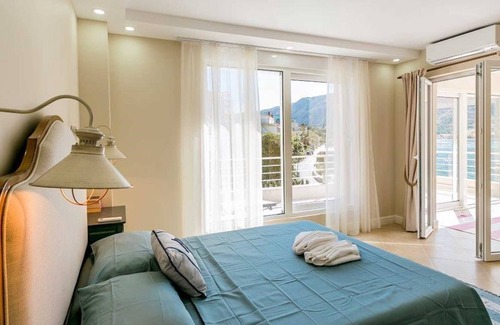 Dobrota Villa | AZURE HIDEAWAY VILLA